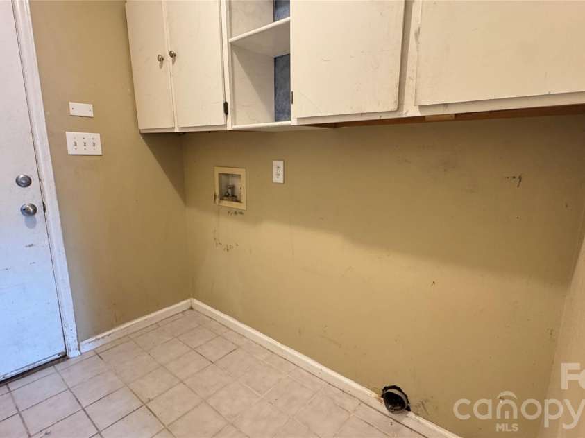 10121 Brawley Lane, Charlotte, NC 28215.  MLS# CAR4424172, YatesRealty ID 50607. 