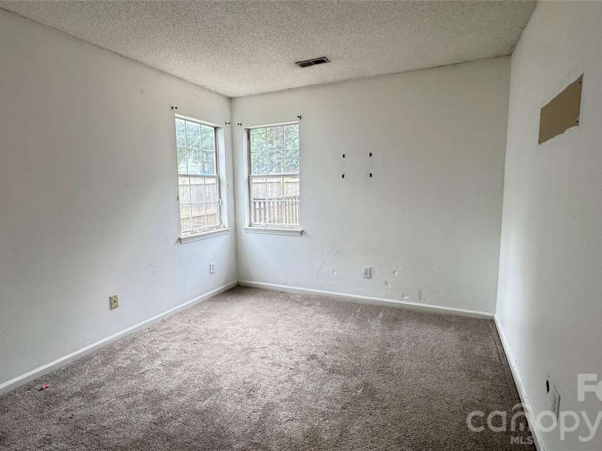 10121 Brawley Lane, Charlotte, NC 28215.  MLS# CAR4424172, YatesRealty ID 50607. 