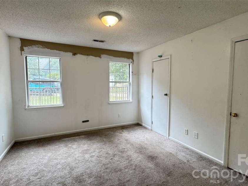 10121 Brawley Lane, Charlotte, NC 28215.  MLS# CAR4424172, YatesRealty ID 50607. 