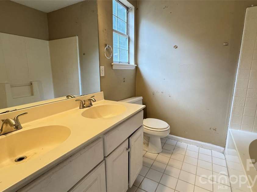 10121 Brawley Lane, Charlotte, NC 28215.  MLS# CAR4424172, YatesRealty ID 50607. 