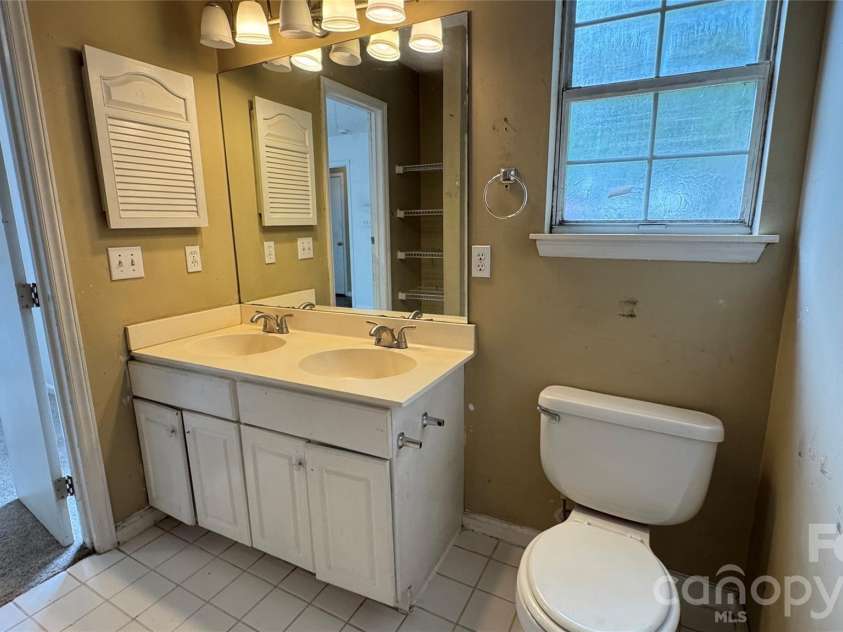 10121 Brawley Lane, Charlotte, NC 28215.  MLS# CAR4424172, YatesRealty ID 50607. 