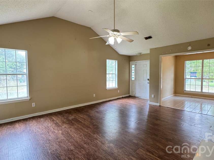 10121 Brawley Lane, Charlotte, NC 28215.  MLS# CAR4424172, YatesRealty ID 50607. 