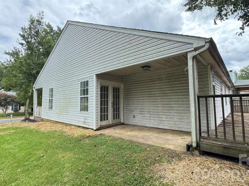 10121 Brawley Lane, Charlotte, NC 28215.  MLS# CAR4424172, YatesRealty ID 50607. 