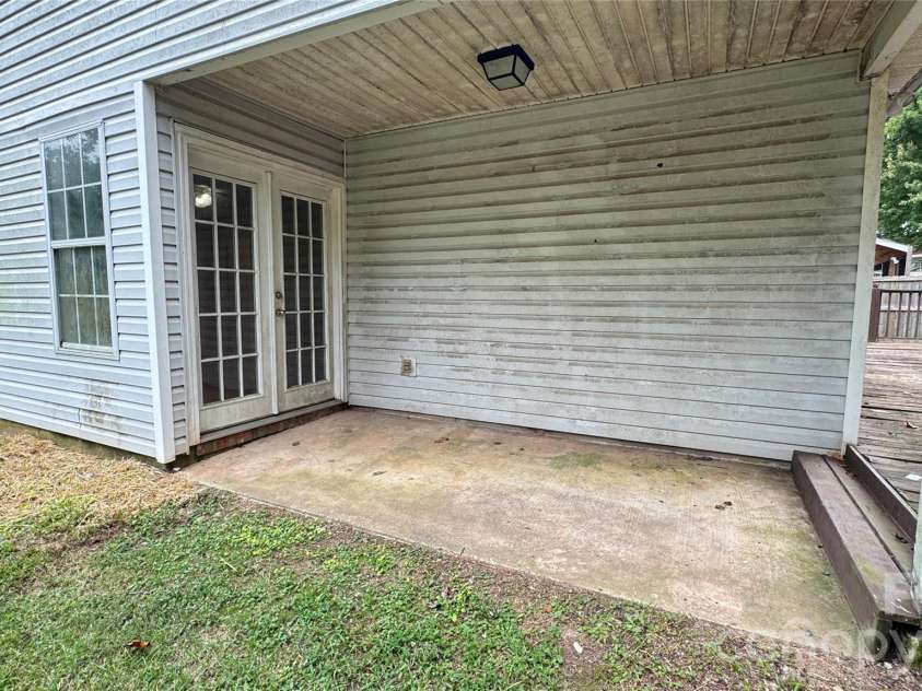 10121 Brawley Lane, Charlotte, NC 28215.  MLS# CAR4424172, YatesRealty ID 50607. 