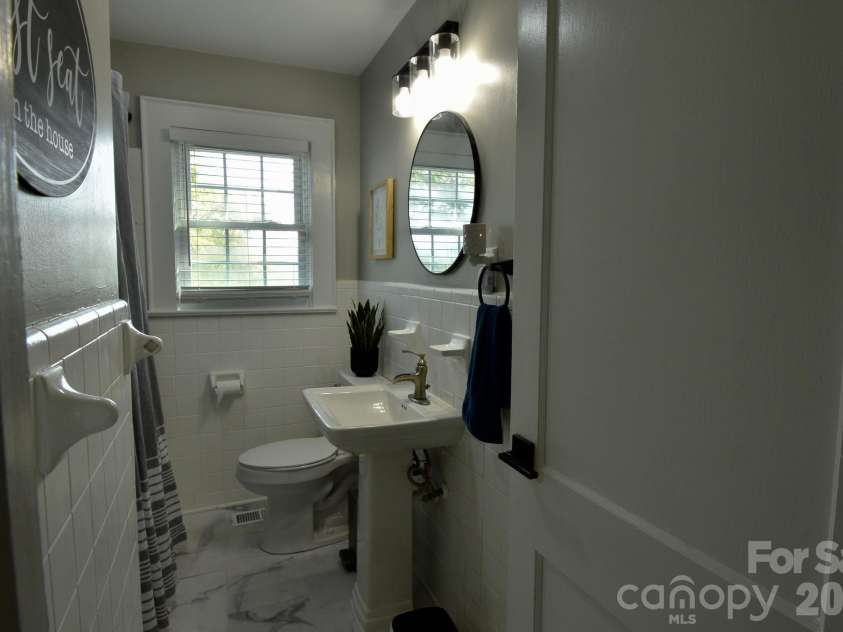 541 Perry Road, Troutman, NC 28166.  MLS# CAR4422089, YatesRealty ID 50609. Hallway full bathroom