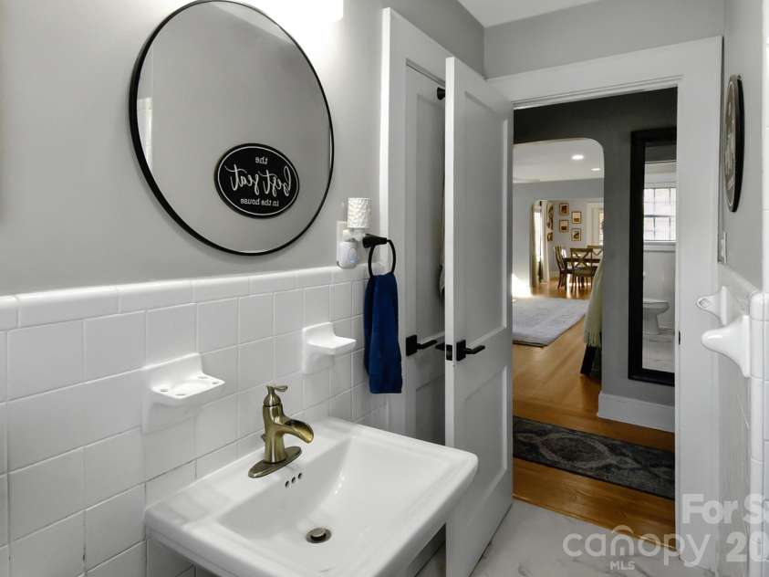 541 Perry Road, Troutman, NC 28166.  MLS# CAR4422089, YatesRealty ID 50609. Hallway full bathroom