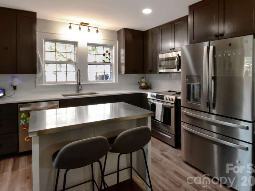 541 Perry Road, Troutman, NC 28166.  MLS# CAR4422089, YatesRealty ID 50609. Kitchen with stainless appliances