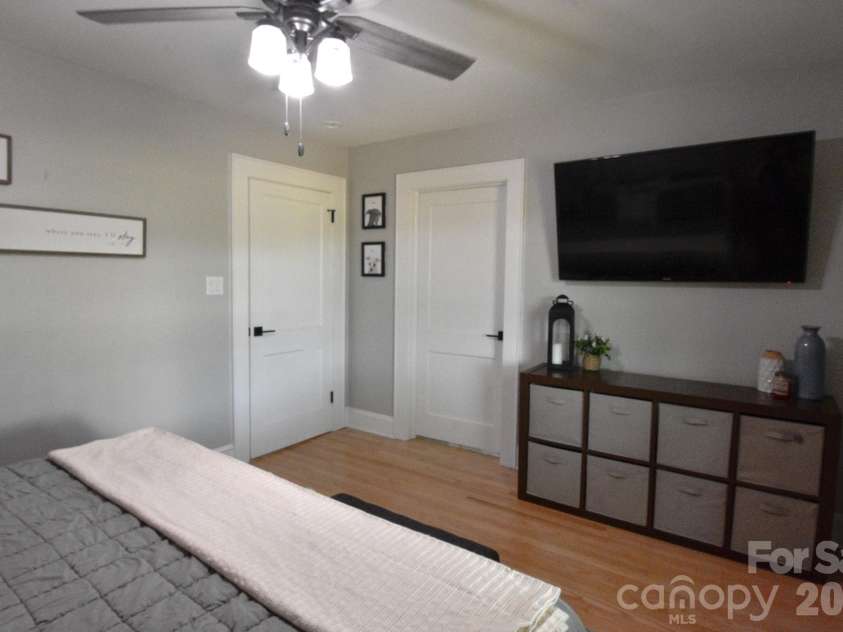 541 Perry Road, Troutman, NC 28166.  MLS# CAR4422089, YatesRealty ID 50609. Main level primary suite