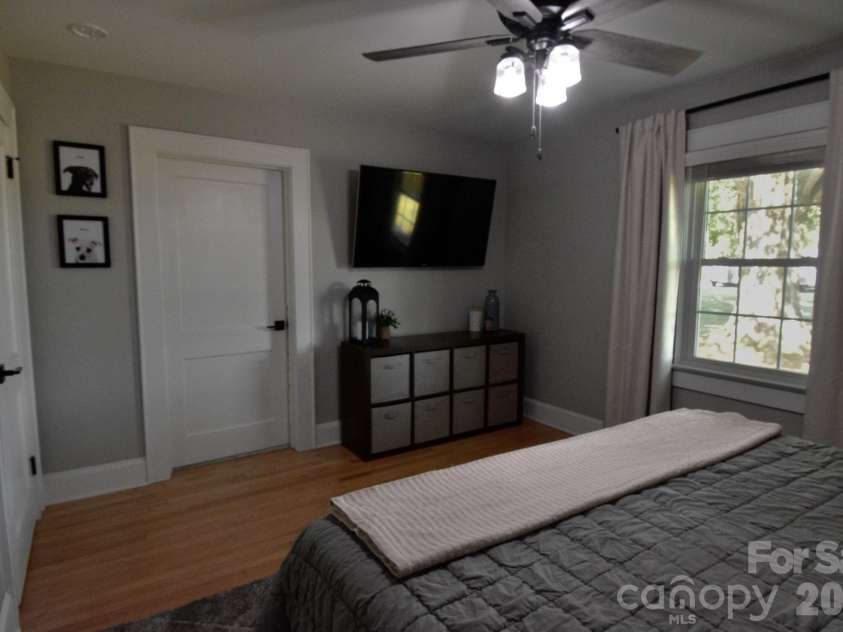 541 Perry Road, Troutman, NC 28166.  MLS# CAR4422089, YatesRealty ID 50609. Main level primary suite