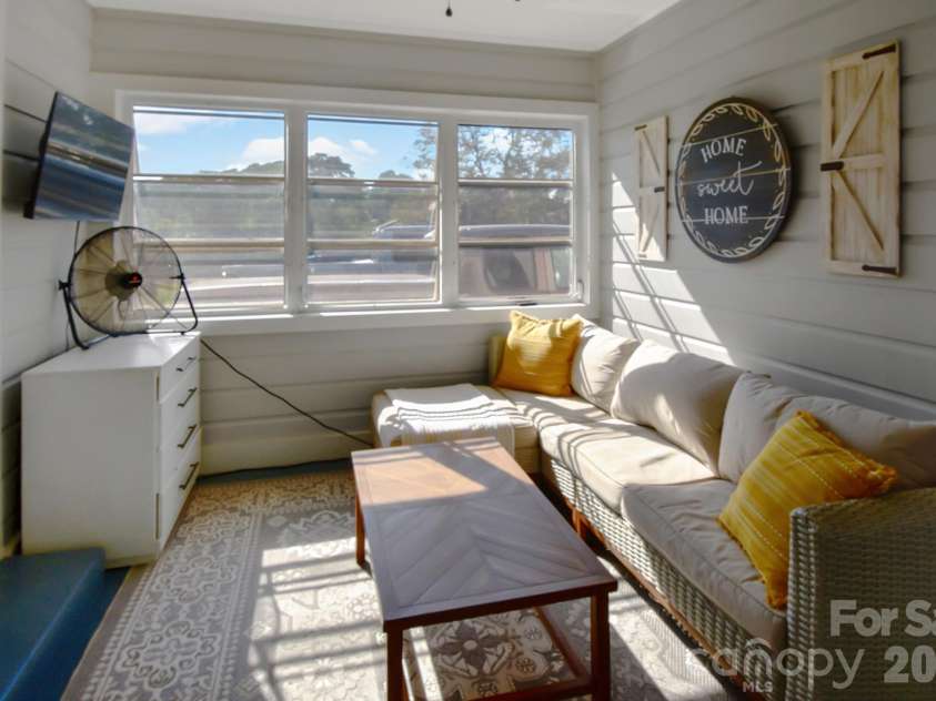 541 Perry Road, Troutman, NC 28166.  MLS# CAR4422089, YatesRealty ID 50609. Sunroom between garage and kitchen/dining area