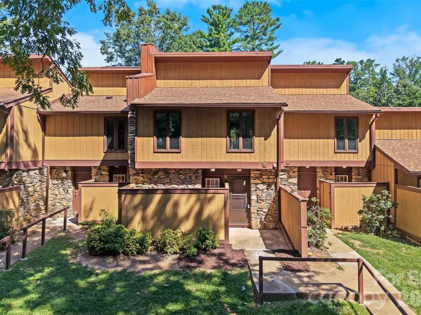 131 Colony Drive, Arden, NC 28704.  MLS# CAR4418138, YatesRealty ID 50611. 