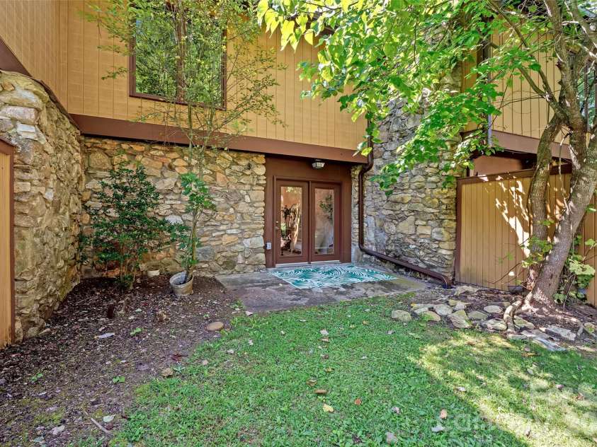 131 Colony Drive, Arden, NC 28704.  MLS# CAR4418138, YatesRealty ID 50611. 