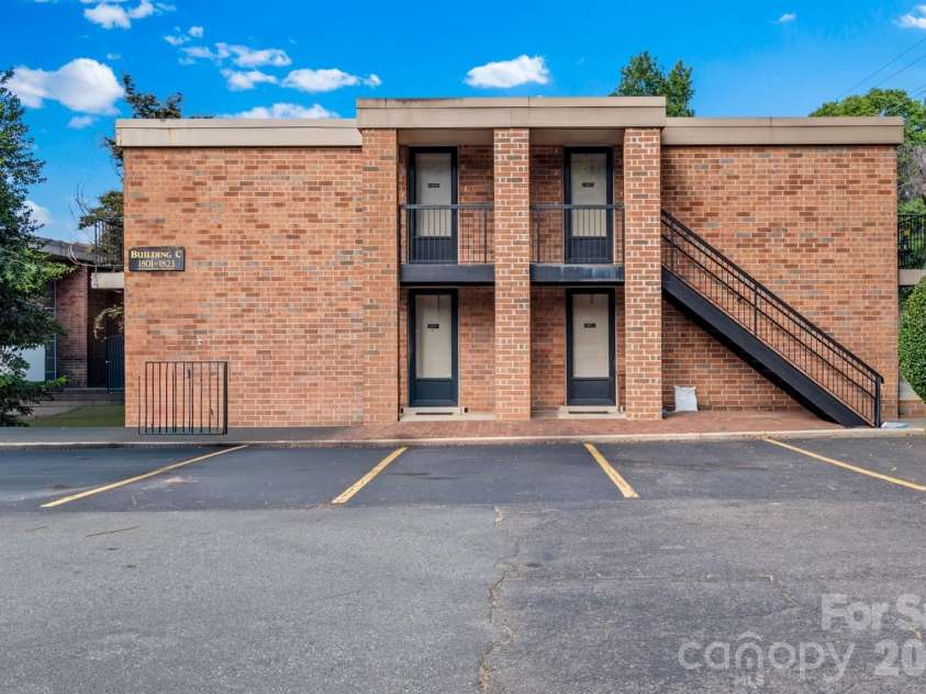 1805 Hawthorne Road, Winston Salem, NC 27103.  MLS# CAR4423582, YatesRealty ID 50612. 