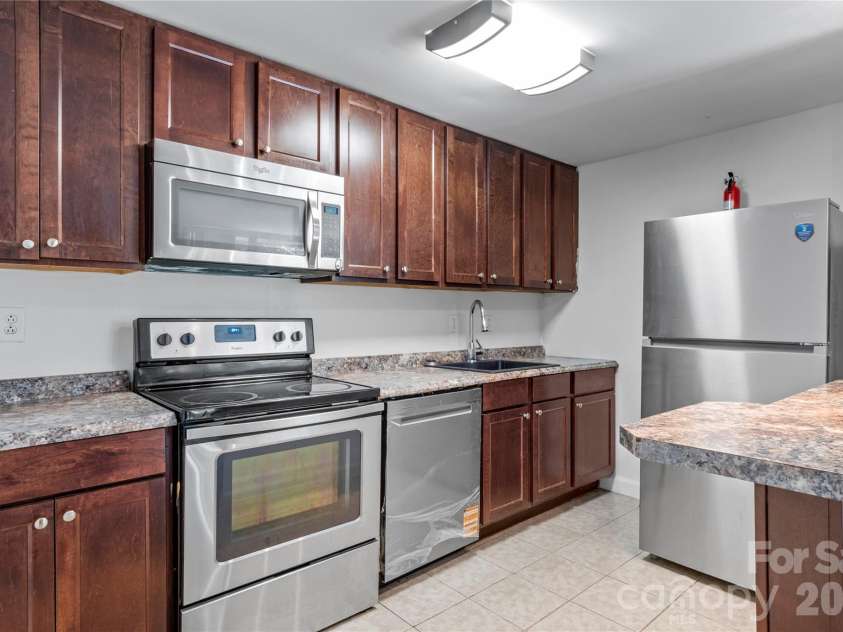 1805 Hawthorne Road, Winston Salem, NC 27103.  MLS# CAR4423582, YatesRealty ID 50612. 