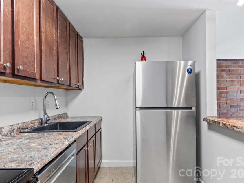 1805 Hawthorne Road, Winston Salem, NC 27103.  MLS# CAR4423582, YatesRealty ID 50612. 