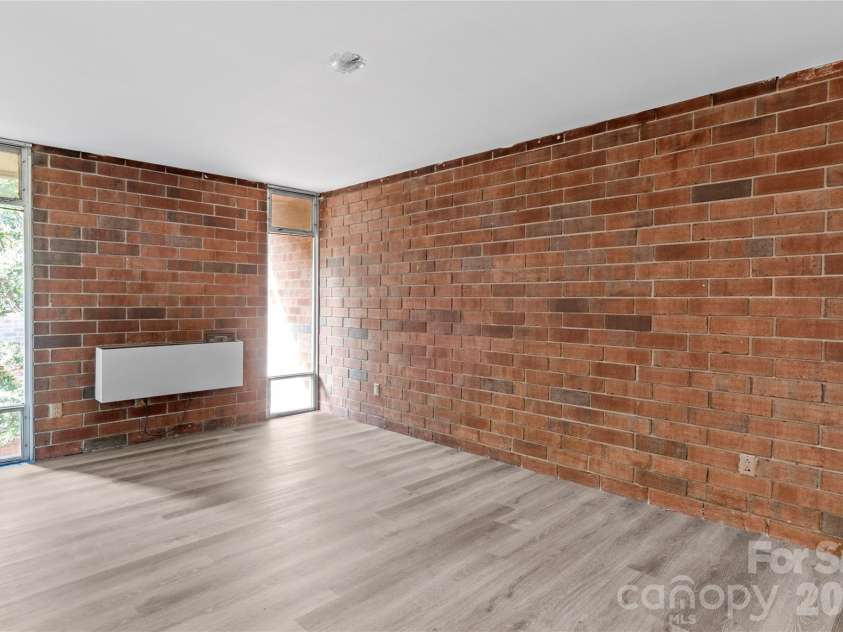 1805 Hawthorne Road, Winston Salem, NC 27103.  MLS# CAR4423582, YatesRealty ID 50612. 