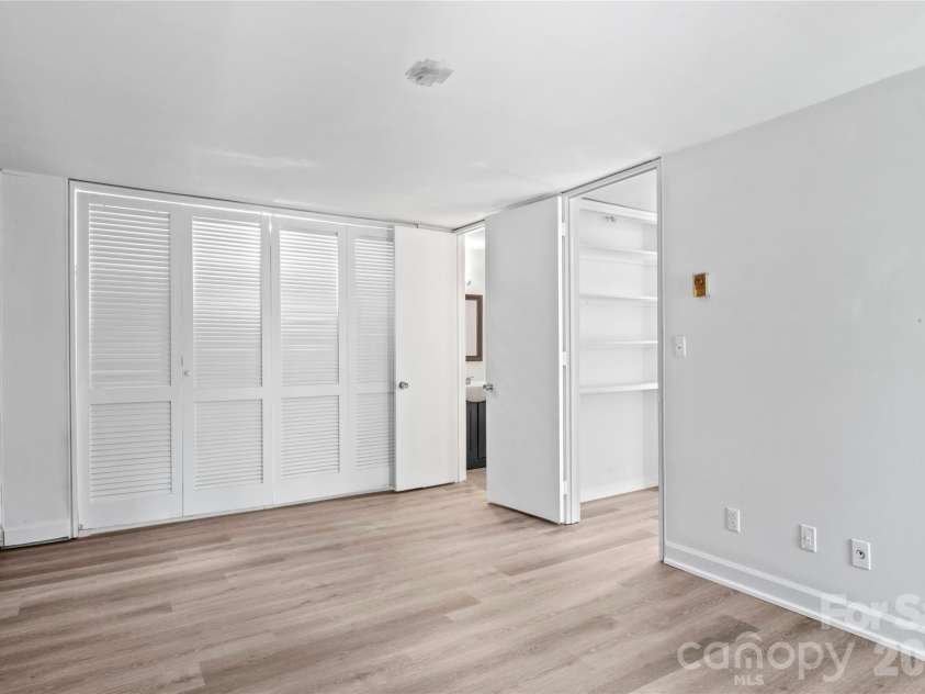 1805 Hawthorne Road, Winston Salem, NC 27103.  MLS# CAR4423582, YatesRealty ID 50612. 