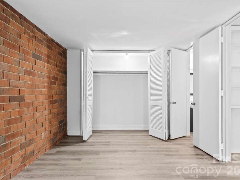 1805 Hawthorne Road, Winston Salem, NC 27103.  MLS# CAR4423582, YatesRealty ID 50612. 