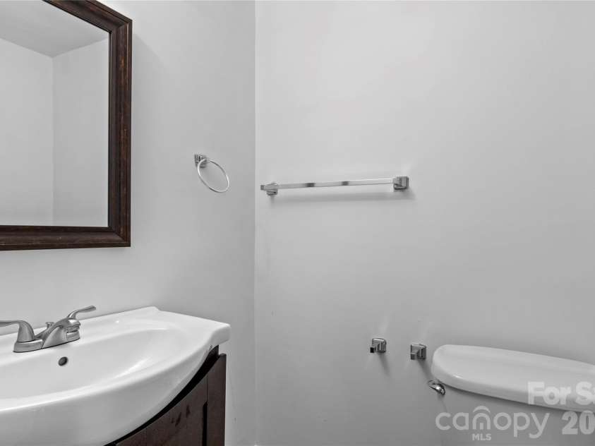 1805 Hawthorne Road, Winston Salem, NC 27103.  MLS# CAR4423582, YatesRealty ID 50612. 