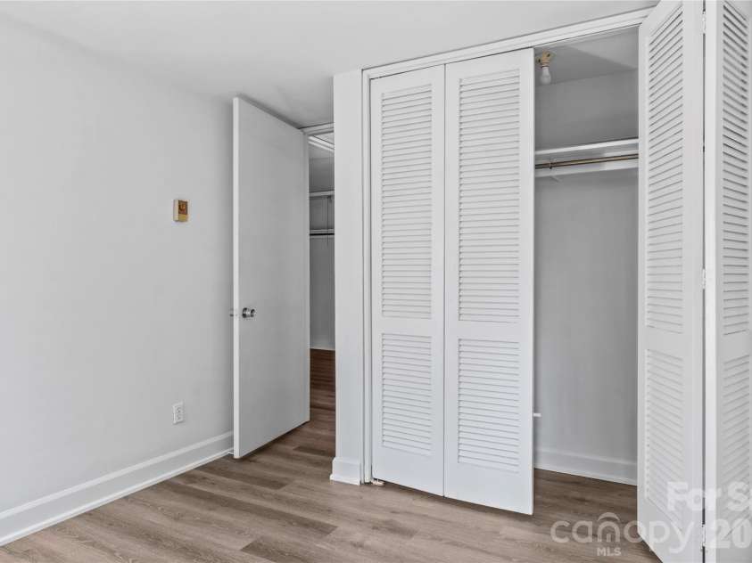 1805 Hawthorne Road, Winston Salem, NC 27103.  MLS# CAR4423582, YatesRealty ID 50612. 