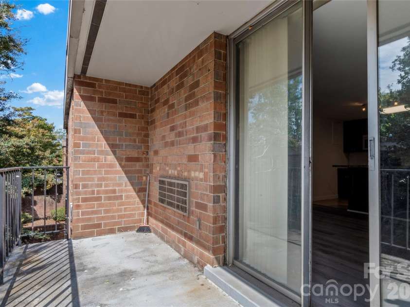 1805 Hawthorne Road, Winston Salem, NC 27103.  MLS# CAR4423582, YatesRealty ID 50612. 