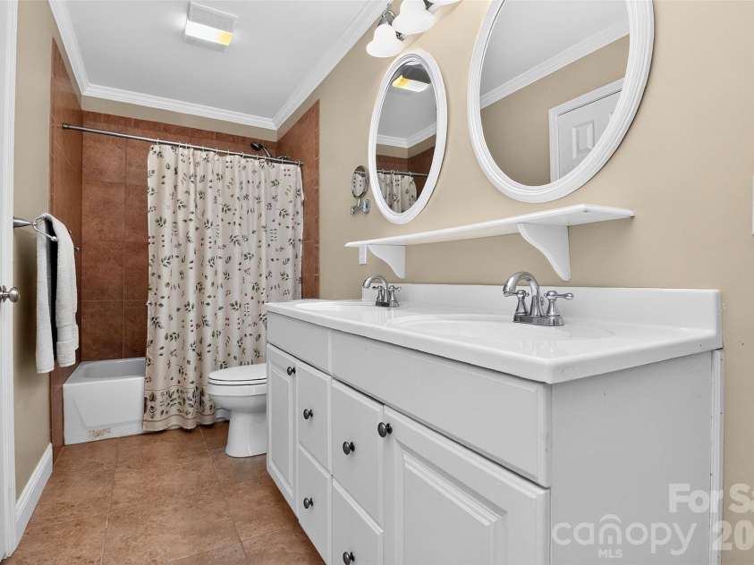 4904 Steepleton Way, Charlotte, NC 28215.  MLS# CAR4415870, YatesRealty ID 50616. Hall Bath on upper Level