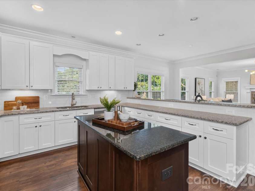 2562 Roseview Lane, Charlotte, NC 28205.  MLS# CAR4422319, YatesRealty ID 50617. 