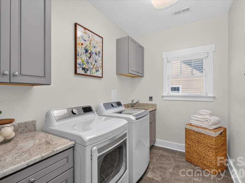 2562 Roseview Lane, Charlotte, NC 28205.  MLS# CAR4422319, YatesRealty ID 50617. 