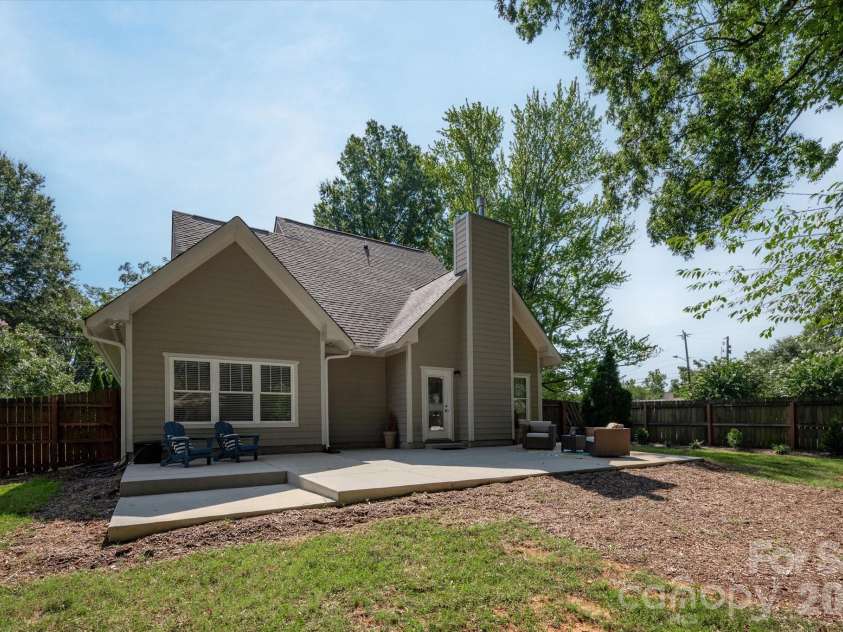 2562 Roseview Lane, Charlotte, NC 28205.  MLS# CAR4422319, YatesRealty ID 50617. 