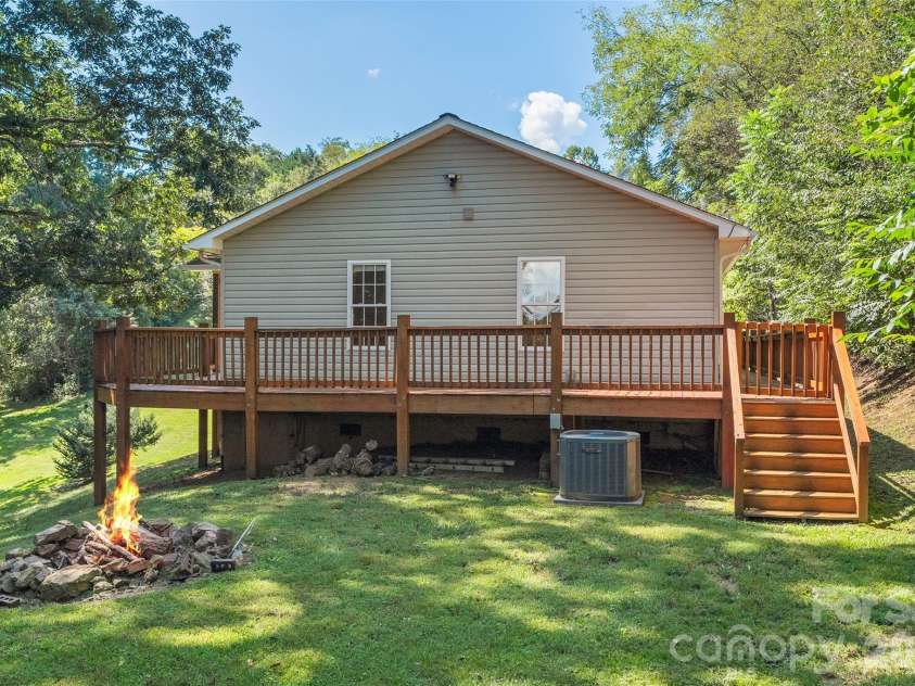 111 Natures Trail, Clyde, NC 28721.  MLS# CAR4424133, YatesRealty ID 50618. 
