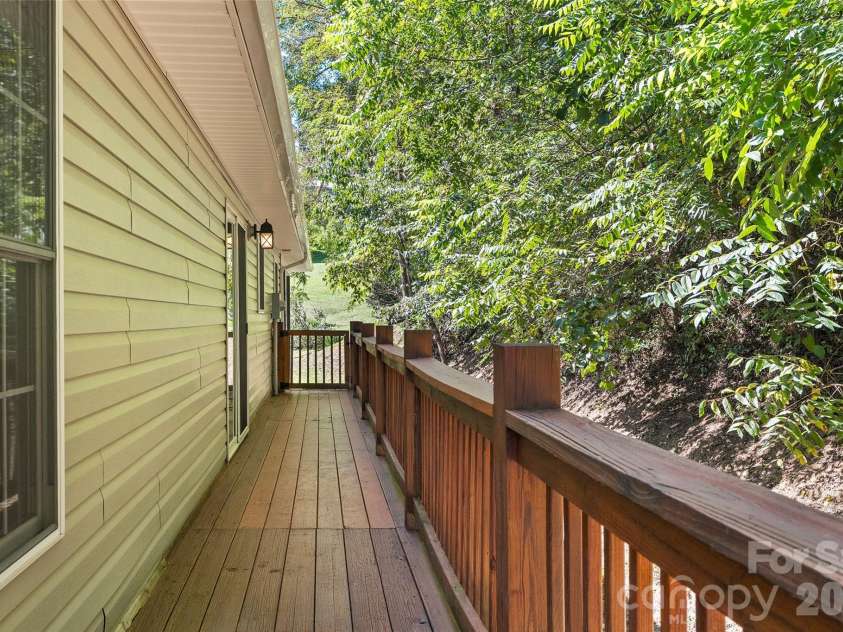 111 Natures Trail, Clyde, NC 28721.  MLS# CAR4424133, YatesRealty ID 50618. 