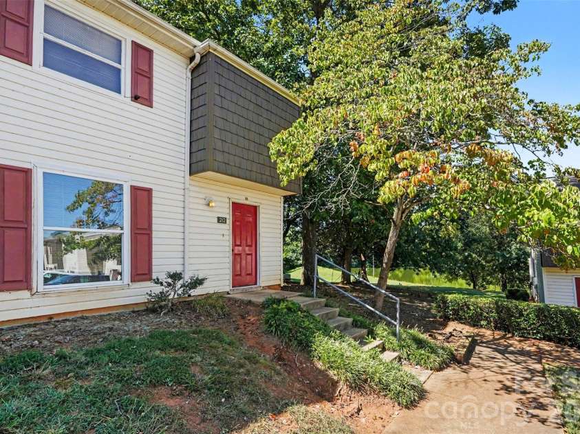 7964 Shady Oak Trail, Charlotte, NC 28210.  MLS# CAR4422921, YatesRealty ID 50619. 
