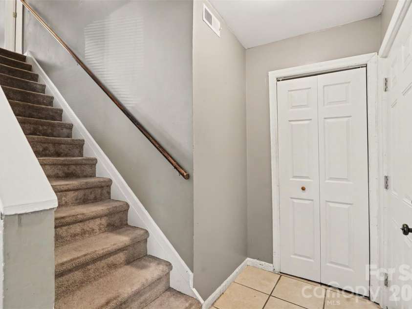 7964 Shady Oak Trail, Charlotte, NC 28210.  MLS# CAR4422921, YatesRealty ID 50619. 