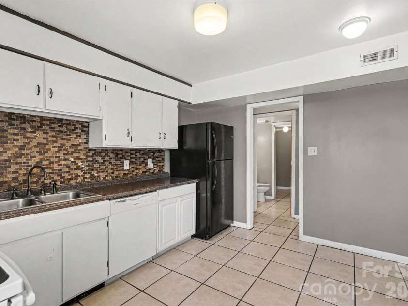 7964 Shady Oak Trail, Charlotte, NC 28210.  MLS# CAR4422921, YatesRealty ID 50619. 