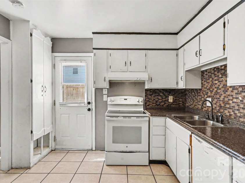 7964 Shady Oak Trail, Charlotte, NC 28210.  MLS# CAR4422921, YatesRealty ID 50619. 