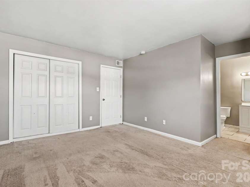 7964 Shady Oak Trail, Charlotte, NC 28210.  MLS# CAR4422921, YatesRealty ID 50619. 
