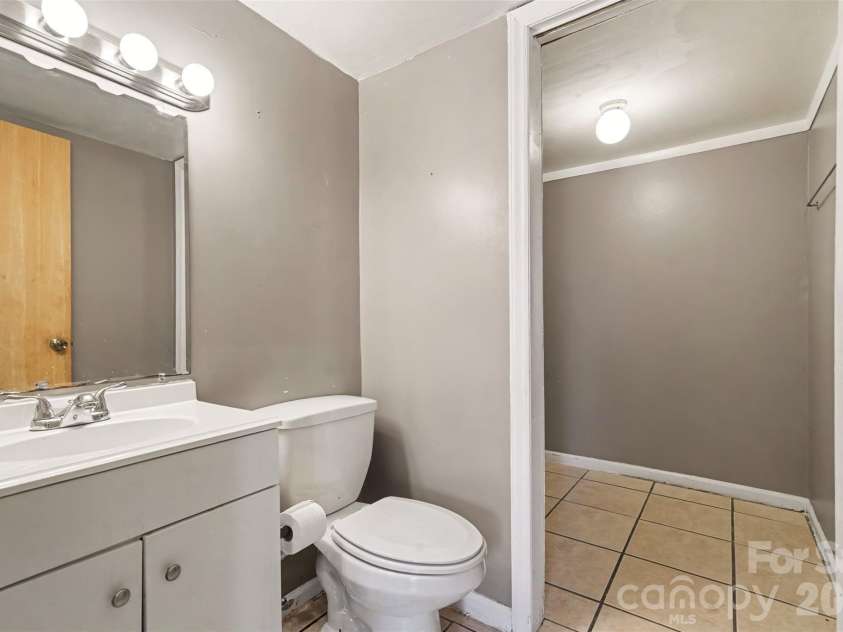 7964 Shady Oak Trail, Charlotte, NC 28210.  MLS# CAR4422921, YatesRealty ID 50619. 