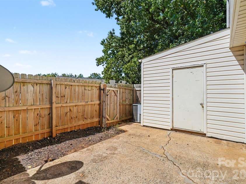 7964 Shady Oak Trail, Charlotte, NC 28210.  MLS# CAR4422921, YatesRealty ID 50619. 