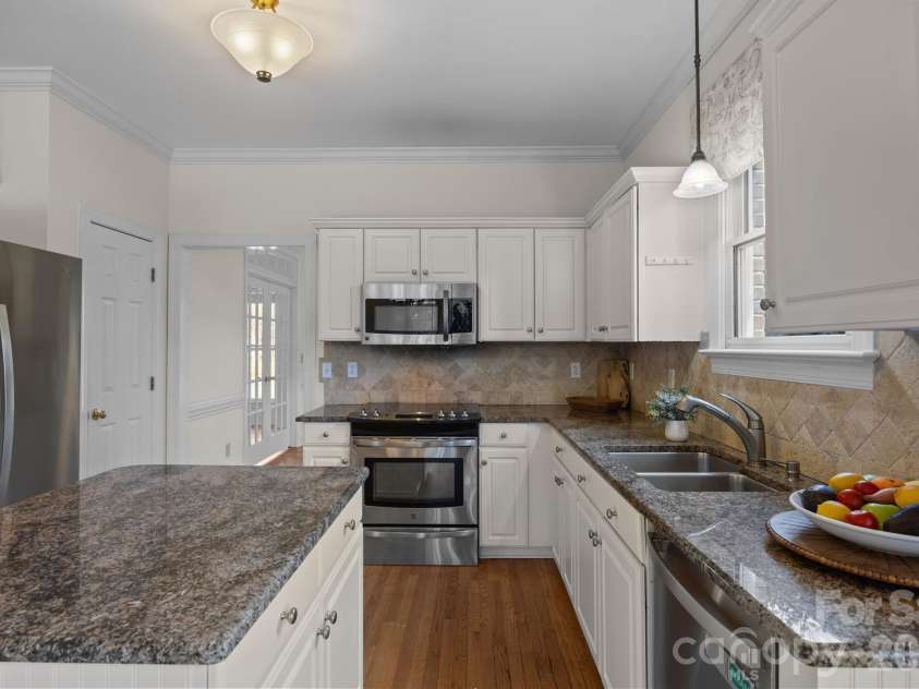 100 Martin Street, Davidson, NC 28036.  MLS# CAR4341669, YatesRealty ID 5062. This is a beautifully appointed kitchen designed for both functionality and seamless entertaining.