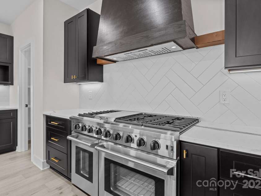 123 Mills Garden Road, Statesville, NC 28625.  MLS# CAR4226737, YatesRealty ID 5062. 