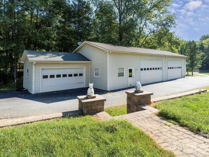 717 Pilgrim Forest Drive, Monroe, NC 28110.  MLS# CAR4422663, YatesRealty ID 50620. 