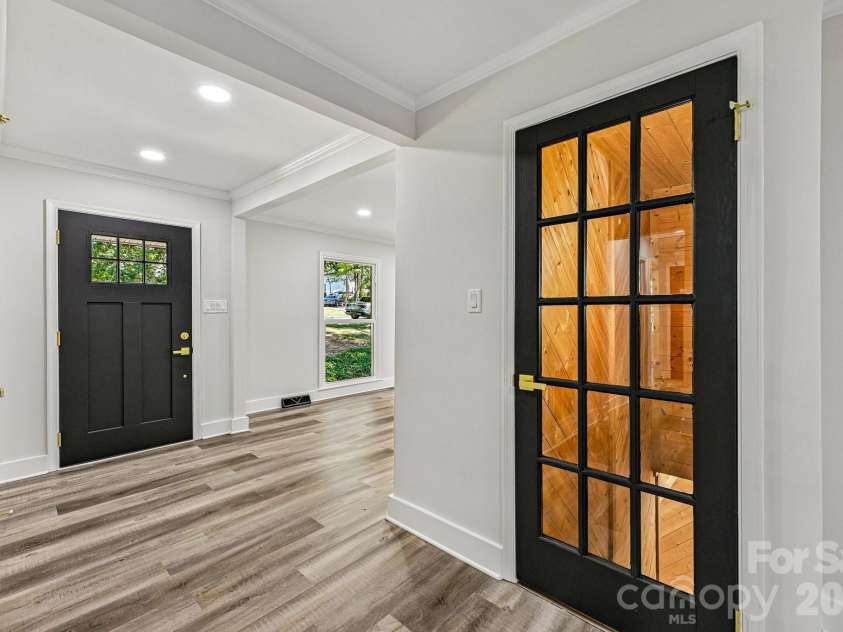 4908 Zephyr Lane, Charlotte, NC 28209.  MLS# CAR4424170, YatesRealty ID 50621. 