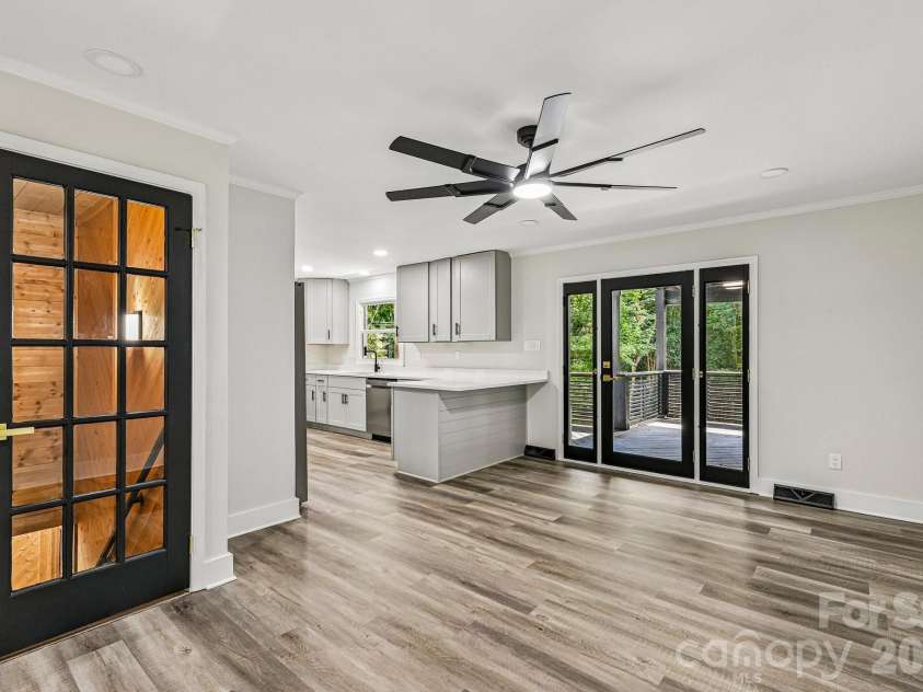 4908 Zephyr Lane, Charlotte, NC 28209.  MLS# CAR4424170, YatesRealty ID 50621. 