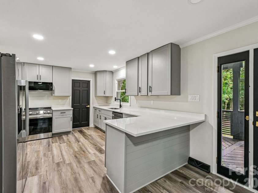 4908 Zephyr Lane, Charlotte, NC 28209.  MLS# CAR4424170, YatesRealty ID 50621. 