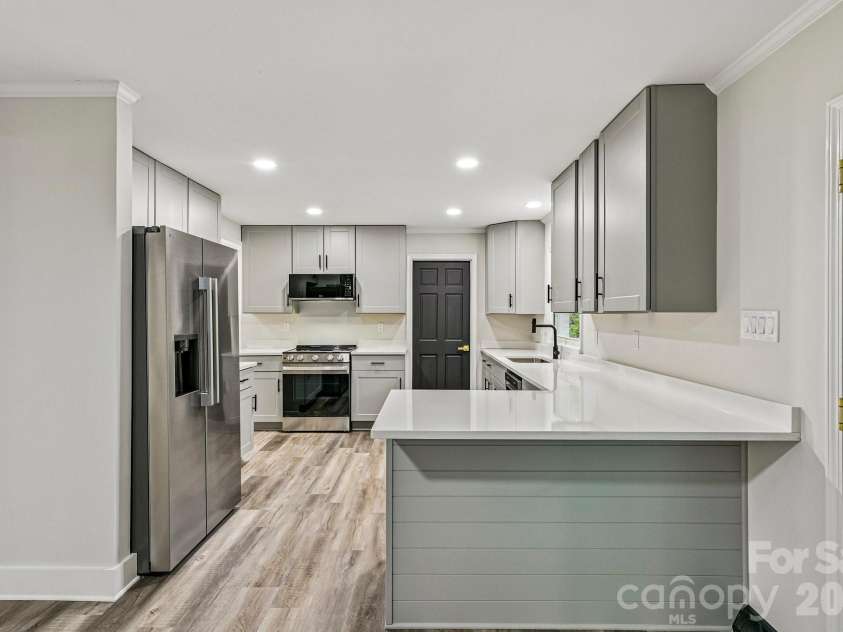 4908 Zephyr Lane, Charlotte, NC 28209.  MLS# CAR4424170, YatesRealty ID 50621. 