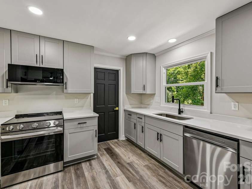 4908 Zephyr Lane, Charlotte, NC 28209.  MLS# CAR4424170, YatesRealty ID 50621. 