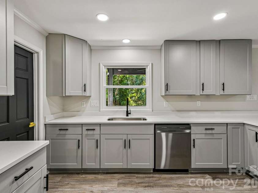 4908 Zephyr Lane, Charlotte, NC 28209.  MLS# CAR4424170, YatesRealty ID 50621. 