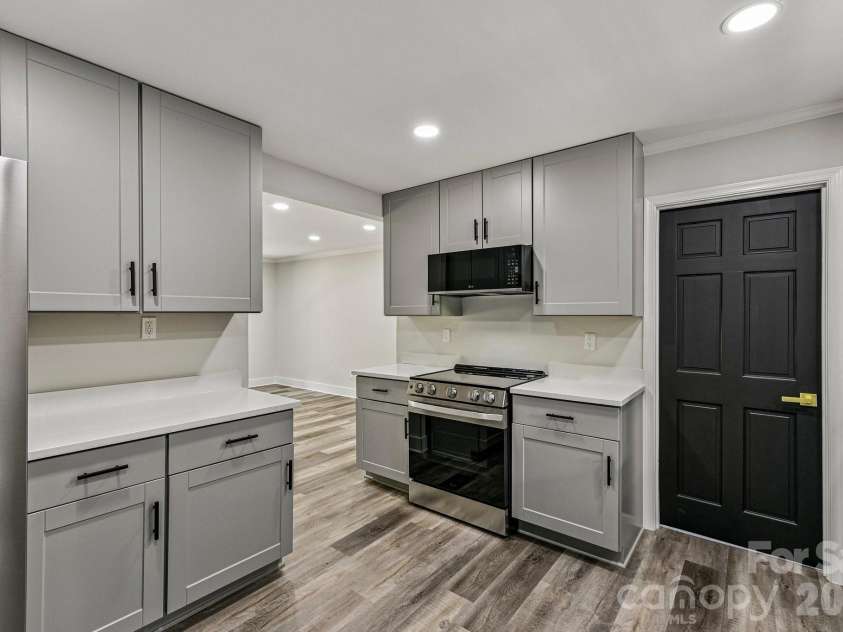 4908 Zephyr Lane, Charlotte, NC 28209.  MLS# CAR4424170, YatesRealty ID 50621. 