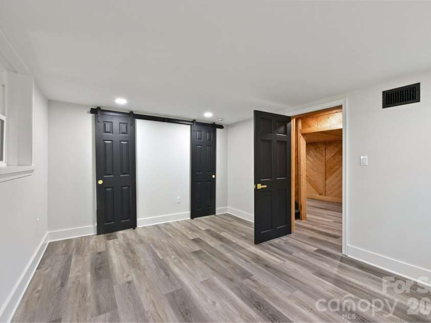 4908 Zephyr Lane, Charlotte, NC 28209.  MLS# CAR4424170, YatesRealty ID 50621. 