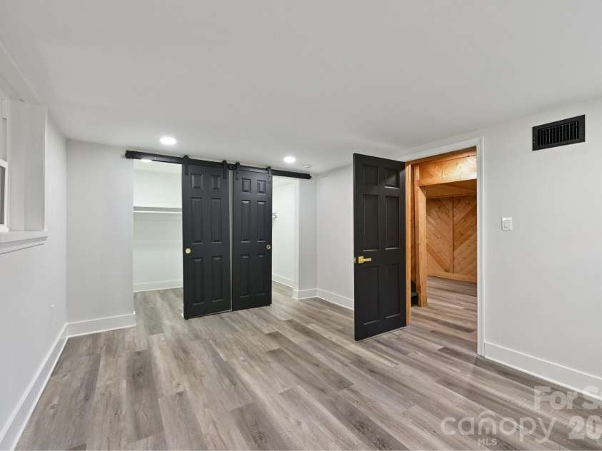 4908 Zephyr Lane, Charlotte, NC 28209.  MLS# CAR4424170, YatesRealty ID 50621. 